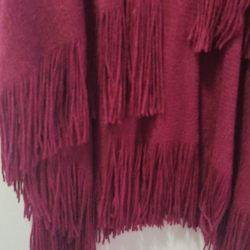 Fringed cape - Picture 2 of 3